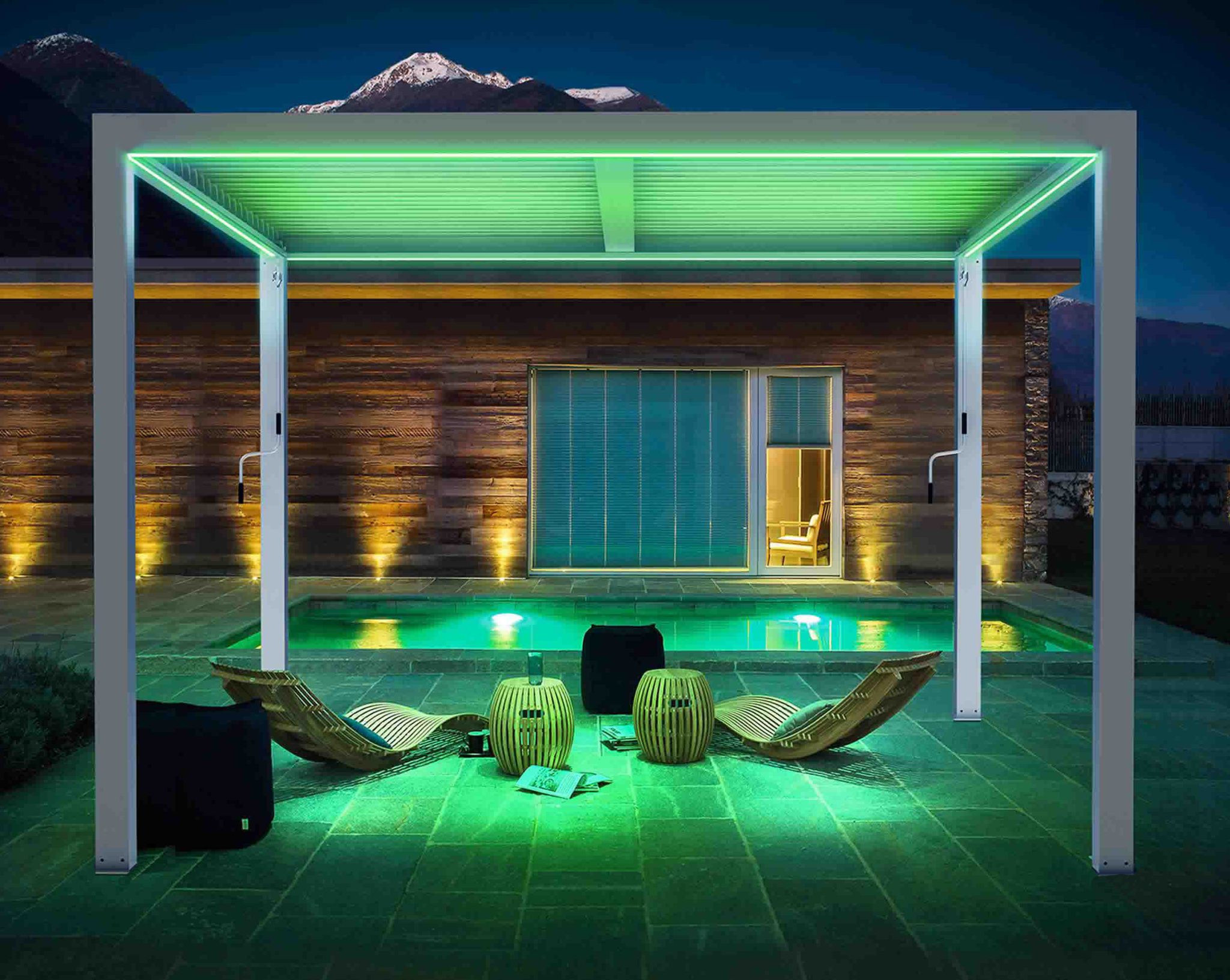 Bioklimatikus pergola esti LED-világítással, medence mellett